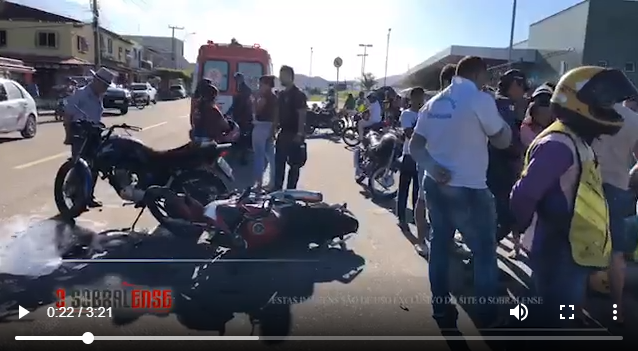 VÍDEO COLISÃO ENTRE MOTOS É REGISTRADO EM FRENTE AO HOSPITAL REGIONAL