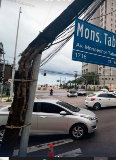 Poste é derrubado após acidente e deixa motociclista ferido no Meireles, em Fortaleza