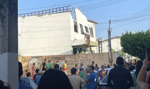Teto desaba durante formação de professores em escola de Chaval; há feridos