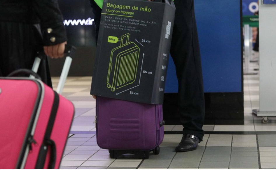 Câmara aprova urgência para projeto que proíbe cobrança por bagagem de mão em voos