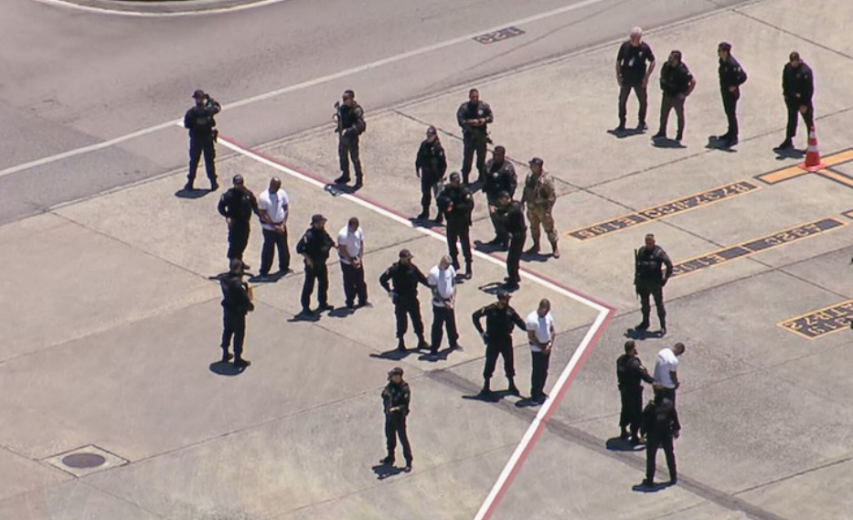 Sob forte escolta, sete líderes de grup0s crim1n0s0s são transferidos para presídios federais no Rio