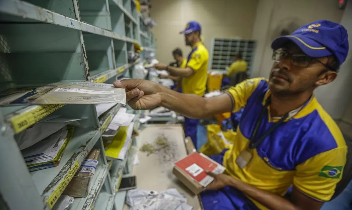 Correios precisam de R$ 10 bilhões em 15 dias e planejam demissão de até 15 mil funcionários para equilibrar contas