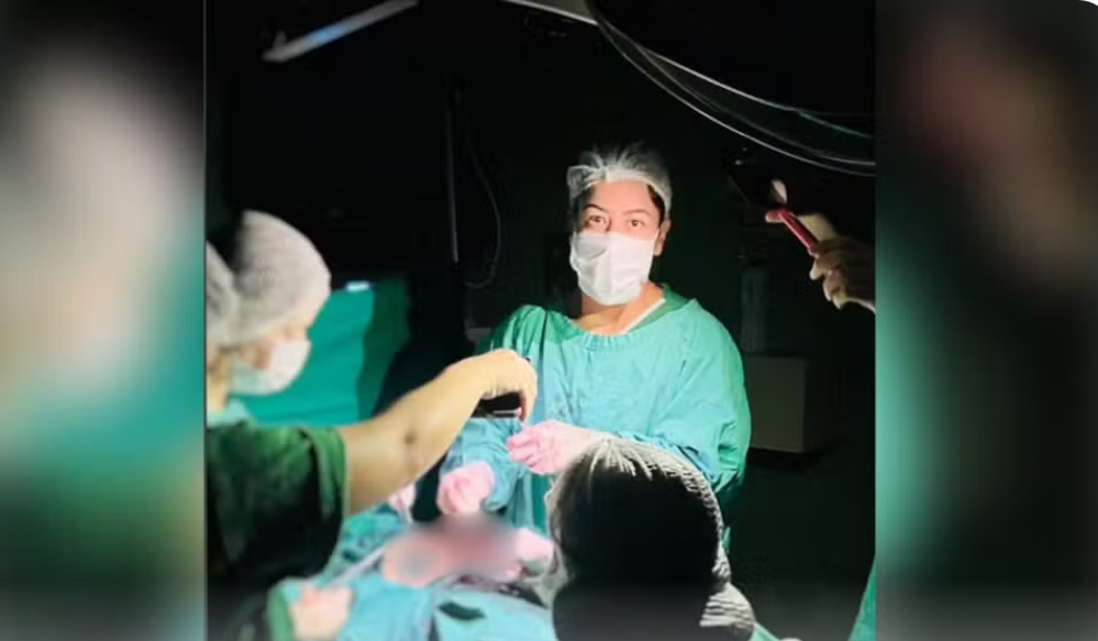 Parto é concluído com lanternas após incêndio no Hospital César Cals