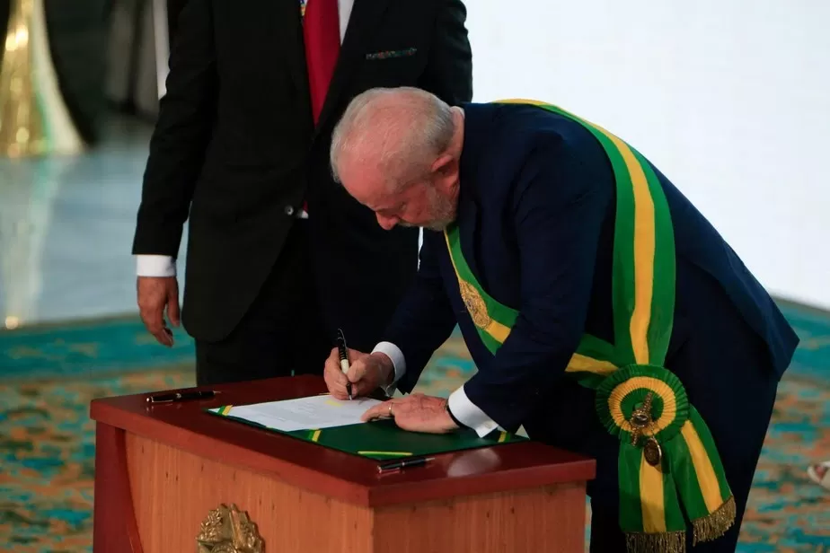Lula sanciona lei que proíbe linguagem neutra no serviço público e institui política de linguagem simples