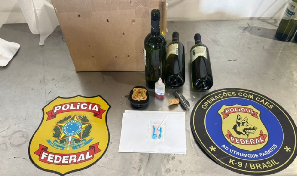 PF apreende carga com 180 garrafas contendo c0c41n4 diluída em vinho branco no Aeroporto de Fortaleza