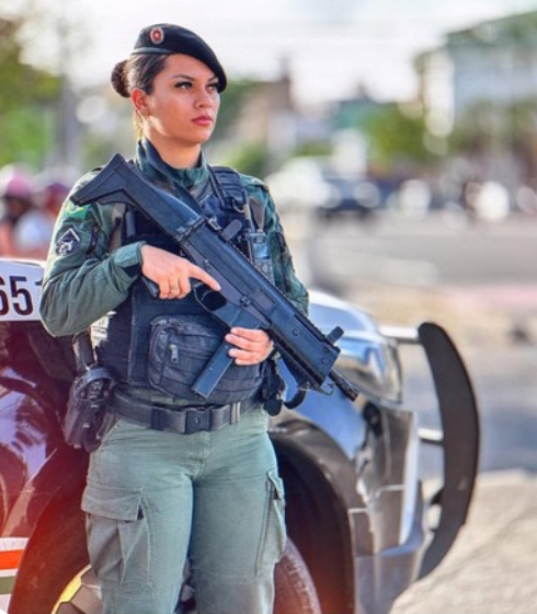 Policial militar resgata criança esquecida dentro de carro em Fortaleza