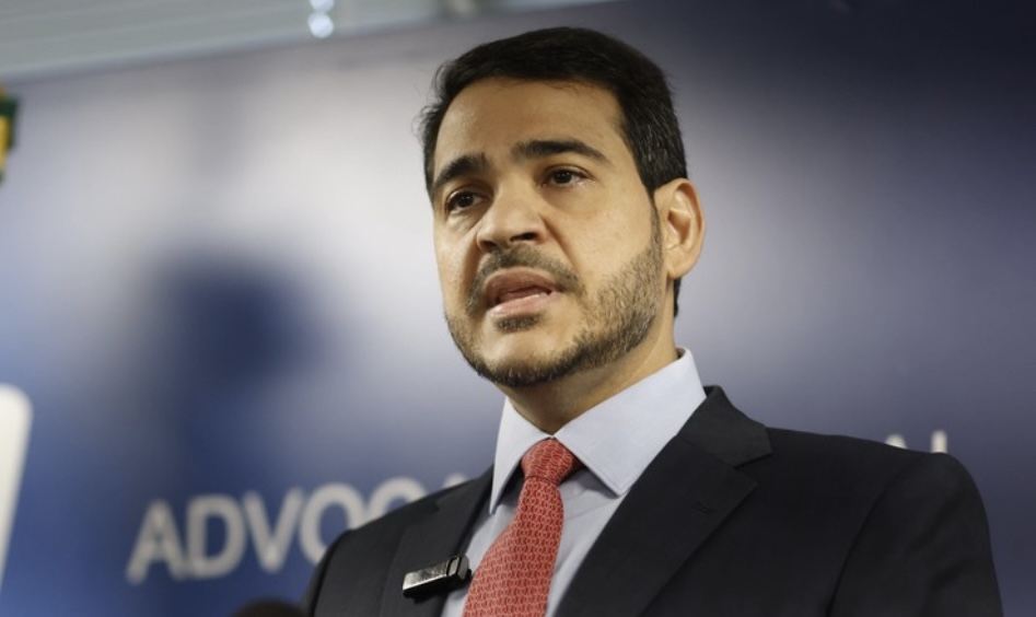 Lula indica Jorge Messias para vaga de Barroso no STF