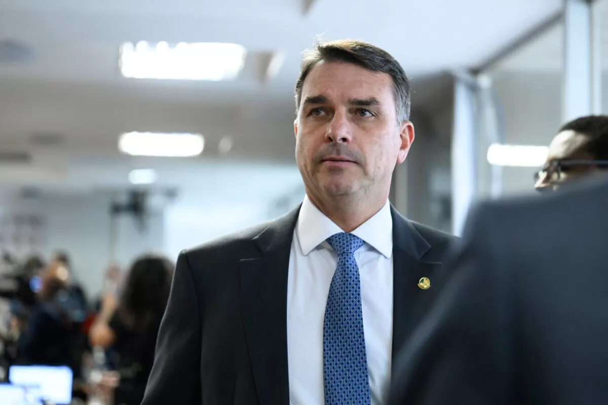 Bolsonaro possivelmente violou tornozeleira às 0h08 deste sábado durante vigília convocada por Flávio Bolsonaro