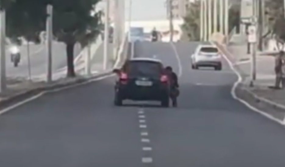 Motorista faz zigue-zague e arrasta assaltant3 preso à porta do carro pelas ruas de Fortaleza