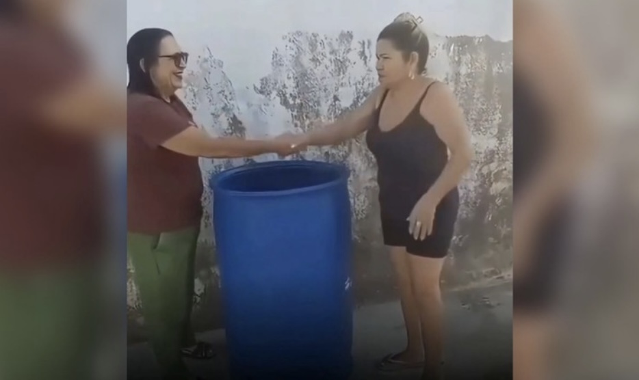 Vereadora vira alvo de críticas ao inaugurar tambor de lixo em Barreira, interior do Ceará