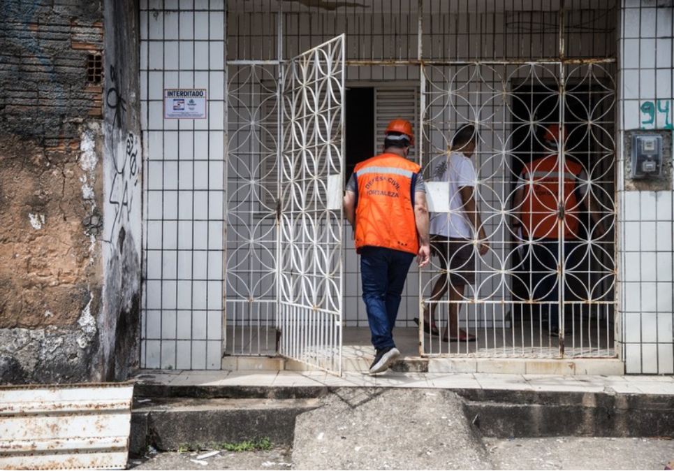 Casas em volta da sucata Chico Alves são interditadas após incêndio de grandes proporções em Fortaleza