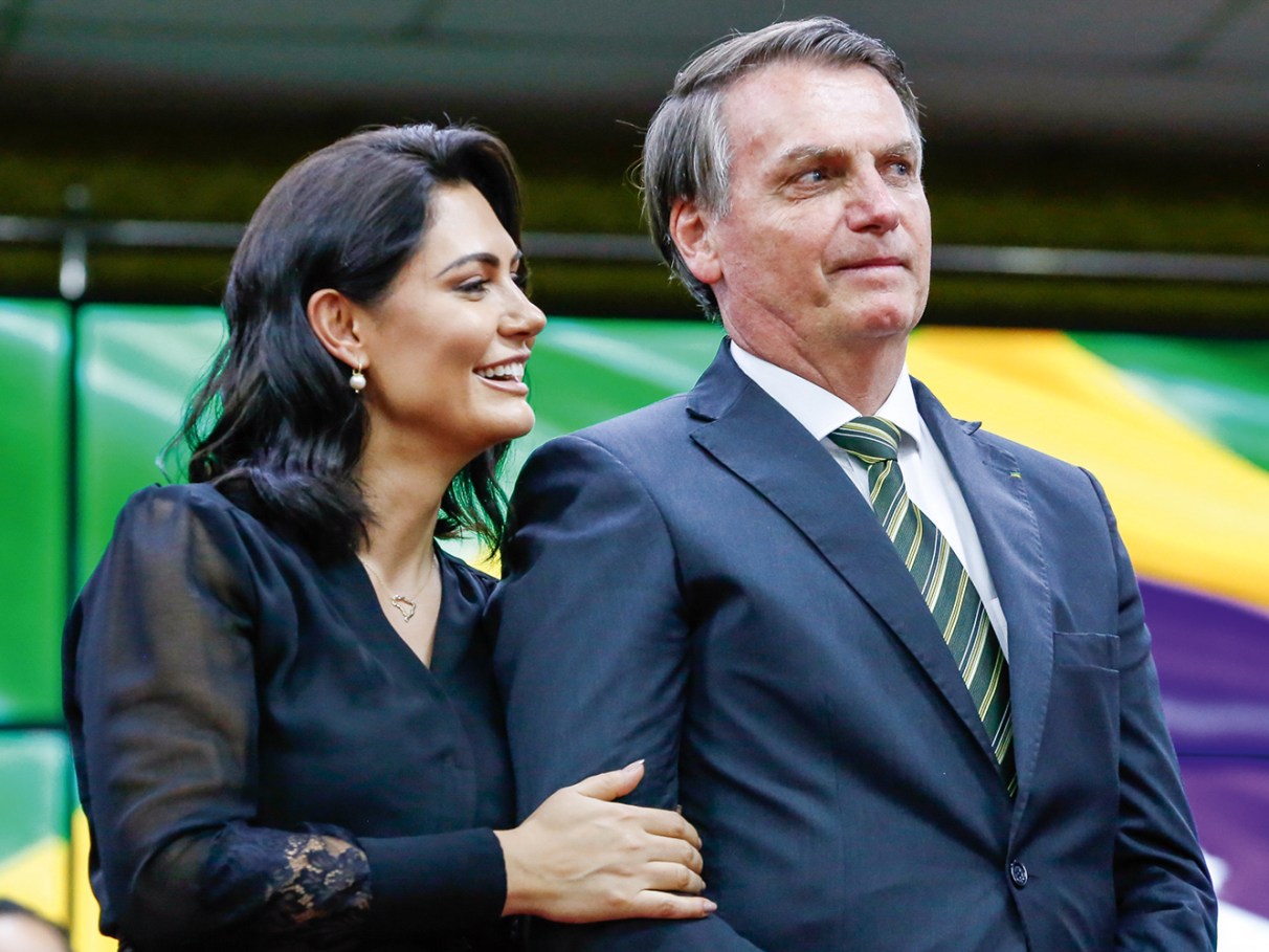 Michelle Bolsonaro diz que ex-presidente voltou ao centro cirúrgico para realizar um novo procedimento