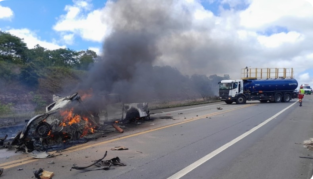 Tragédia na BR-101: Dez pessoas morrem em batida entre dois carros na divisa da Bahia com o Espírito Santo