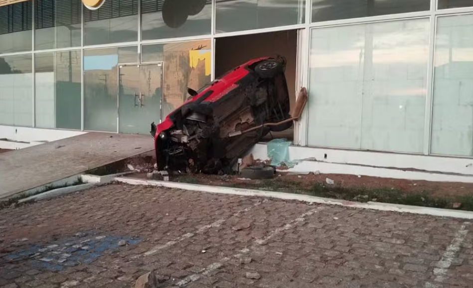 Jipe bate em motocicleta, atinge caminhão e invade escola em Juazeiro do Norte
