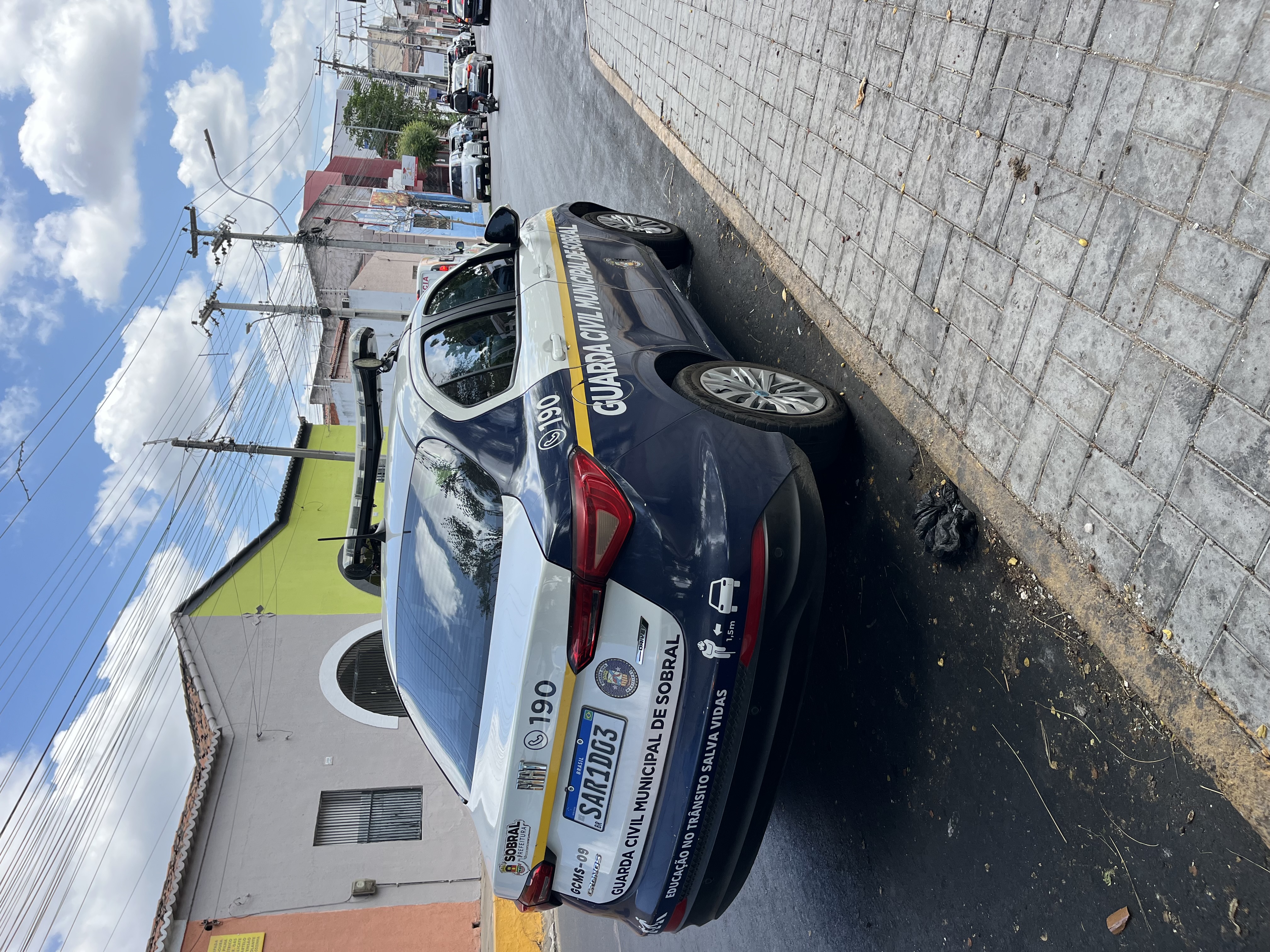 Motociclista de app fica ferido após colisão com carro na manhã desta quinta-feira (4)