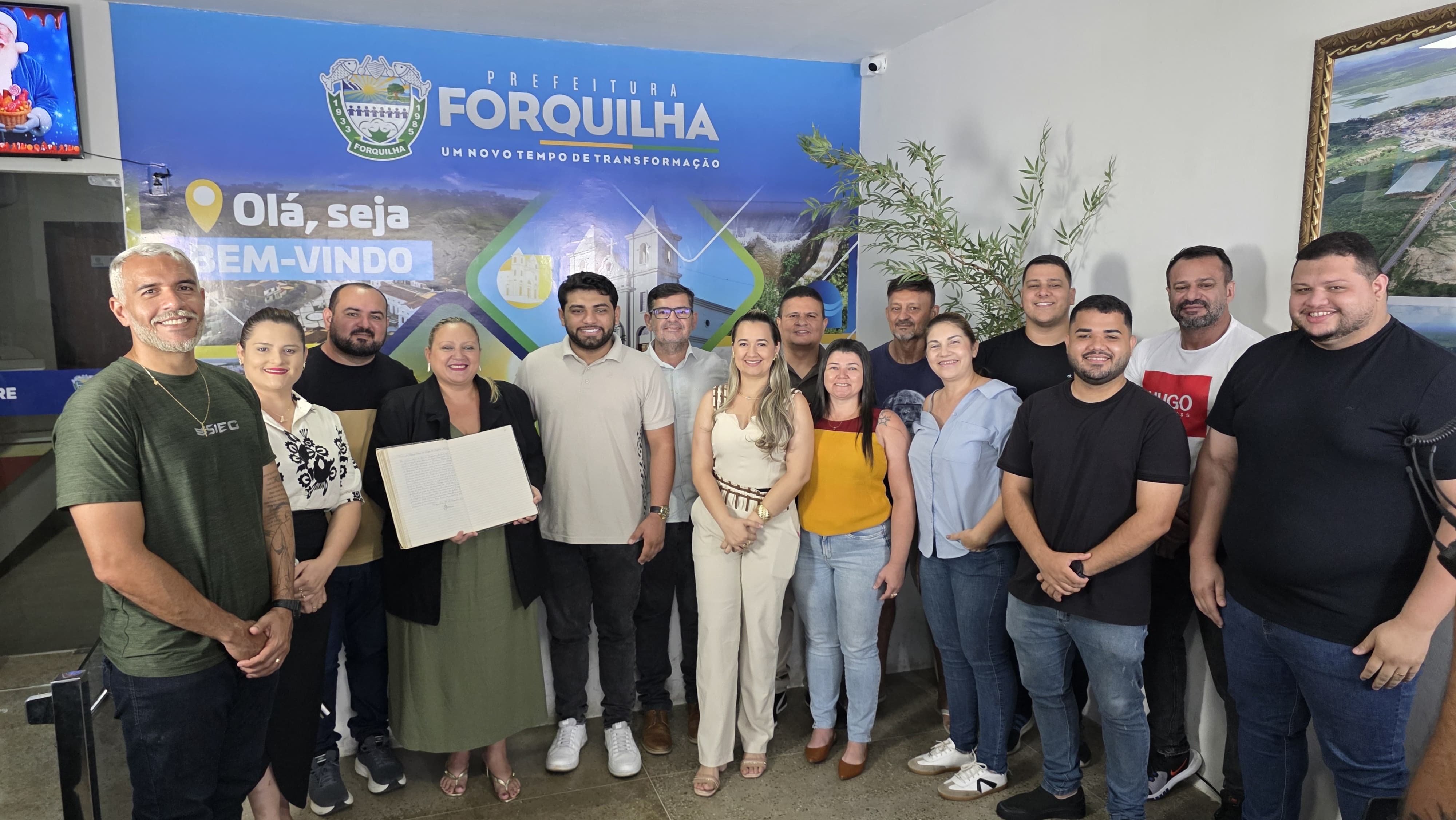 Bruna Frota pede licença três dias após assumir interinamente a Prefeitura de Forquilha; Neves Ferreira assume o Executivo