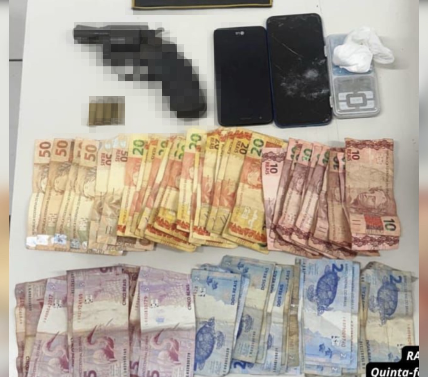 RAIO apreende arm4 de f0g0, dr0g4s e dinheir0 em imóvel abandonado no bairro Santa Casa, em Sobral