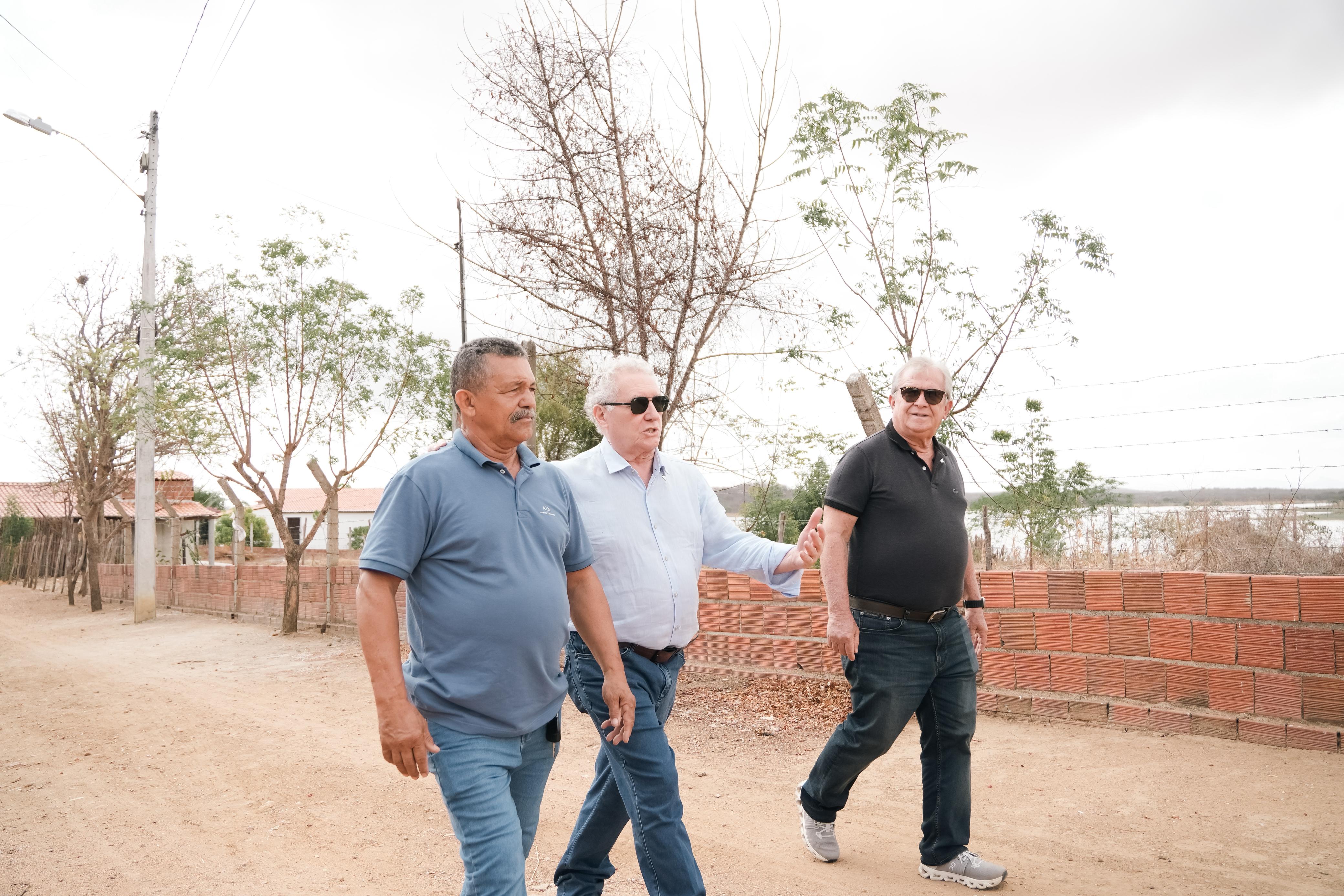 Prefeito Oscar Rodrigues cumpre agenda no distrito de Aracatiaçu