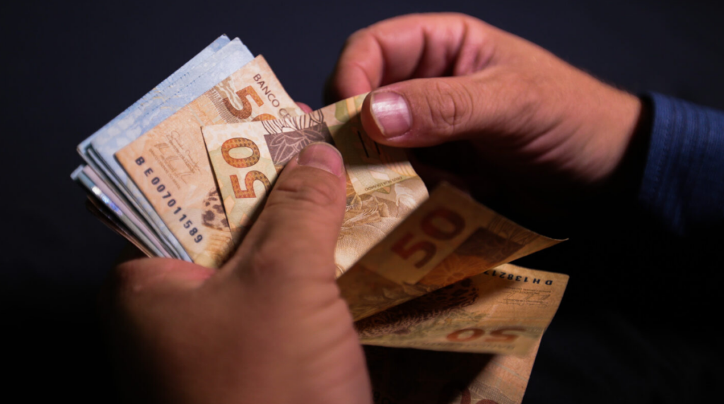 Salário mínimo de R$ 1.621 começa a valer hoje; veja o que muda