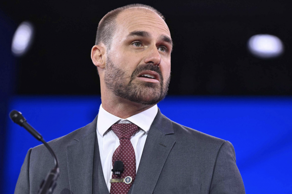 Policia Federal determina retorno imediato de Eduardo Bolsonaro ao cargo de policial federal no RJ