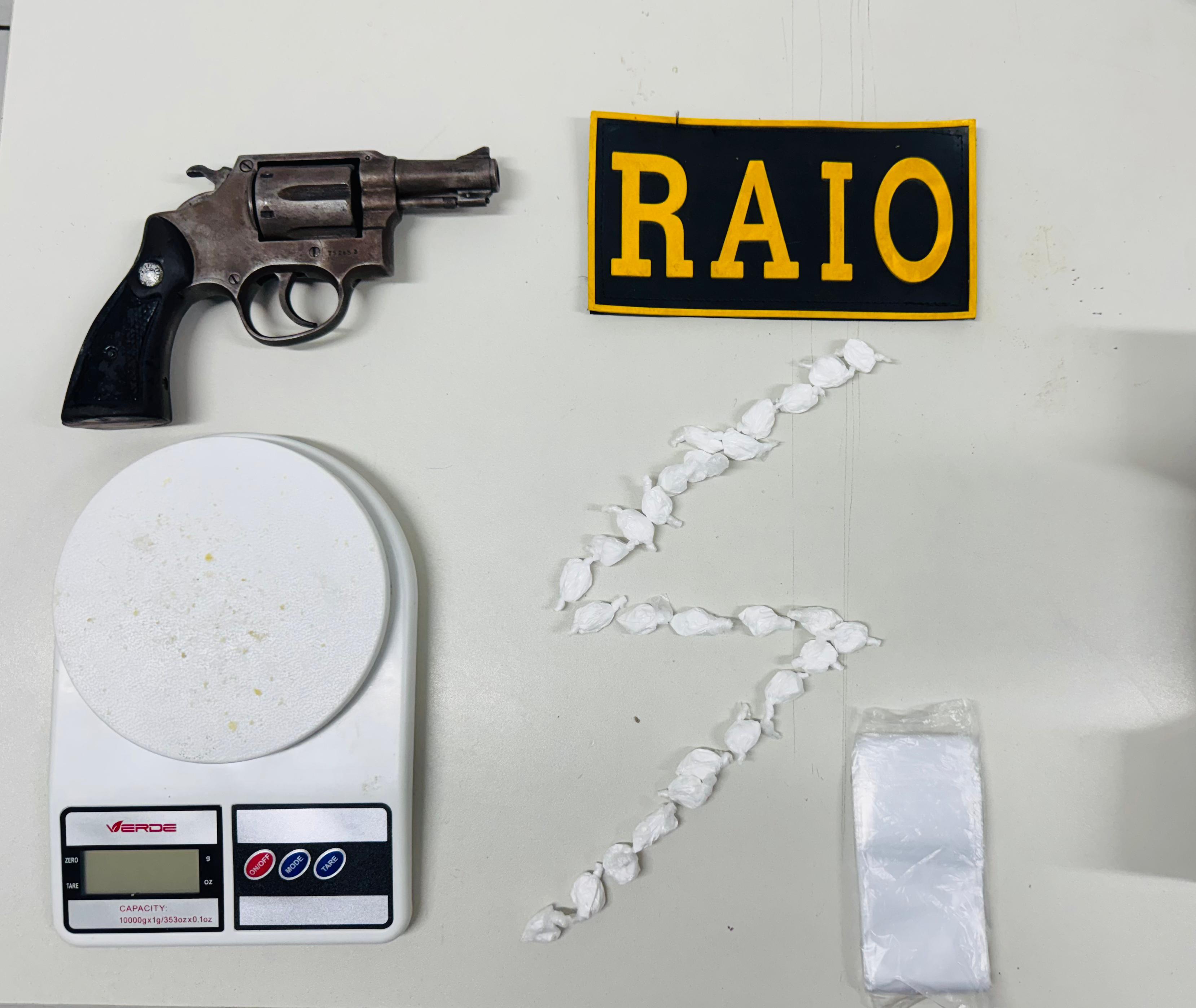 Material suspeito é apreendido em residência abandonada após fuga de suspeito em Sobral