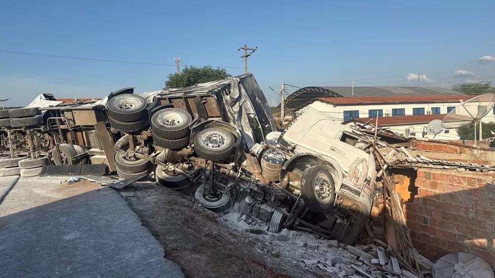 Carreta carregada de gesso tomba, atinge carro, danifica imóveis e deixa feridos no Ceará