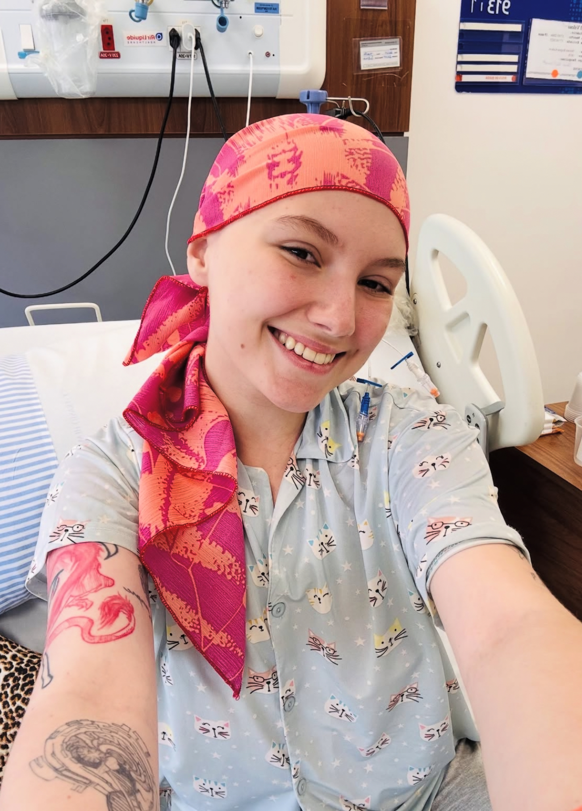 M0rr3 Isabel Veloso, influenciadorade 19 anos que lutava contra o câncer