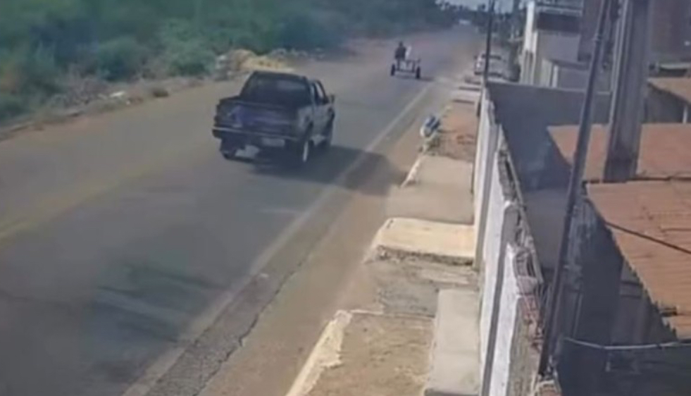 Caminhonete atinge carroça em Aracati e motorista foge sem prestar socorro