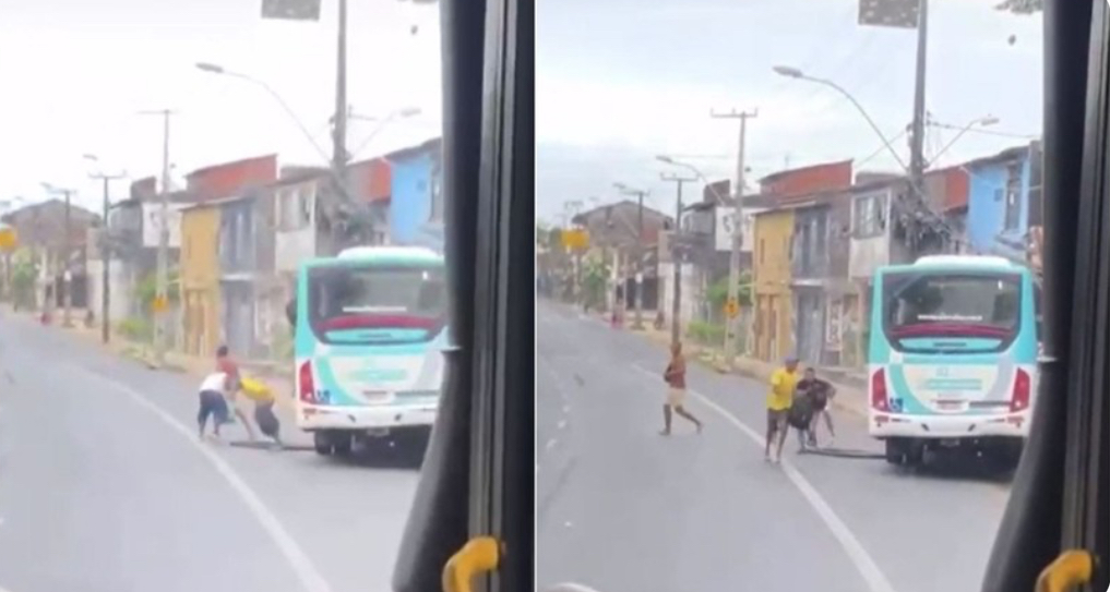 Ônibus colide com poste, derruba fiação e passageiros usam saída de emergência em Fortaleza