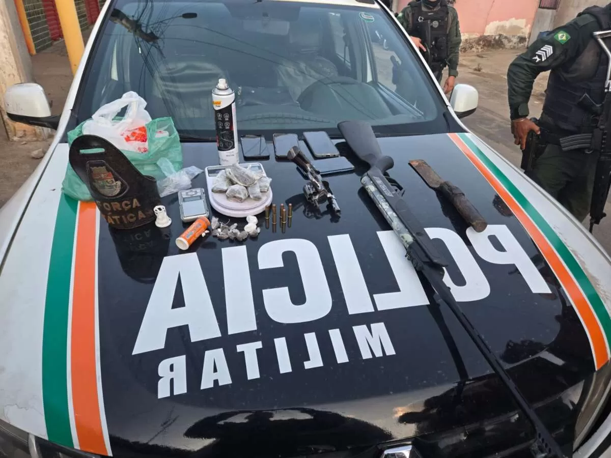 PMCE prende jovem por tr4f1c0 de dr0g4s e apreende arm4s e entorpecentes em Tejuçuoca