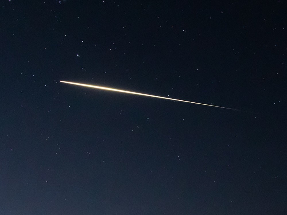 Rastro de luz da espaçonave da SpaceX chama atenção no céu antes de pouso nos EUA