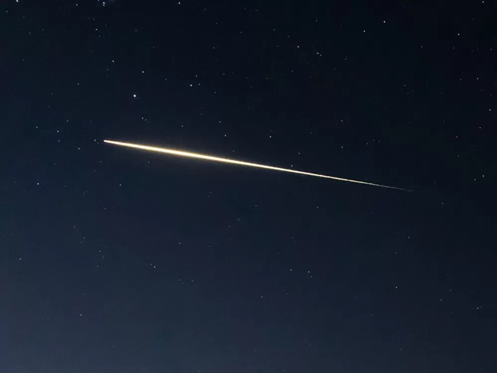 Rastro de luz da espaçonave da SpaceX chama atenção no céu antes de pouso nos EUA