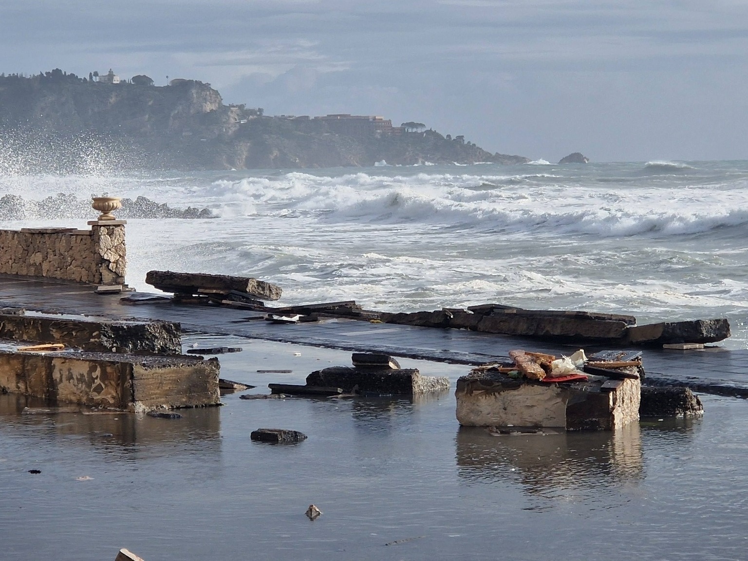 Ciclone Harry causa ondas gigantes e prejuízos bilionários no sul da Itália