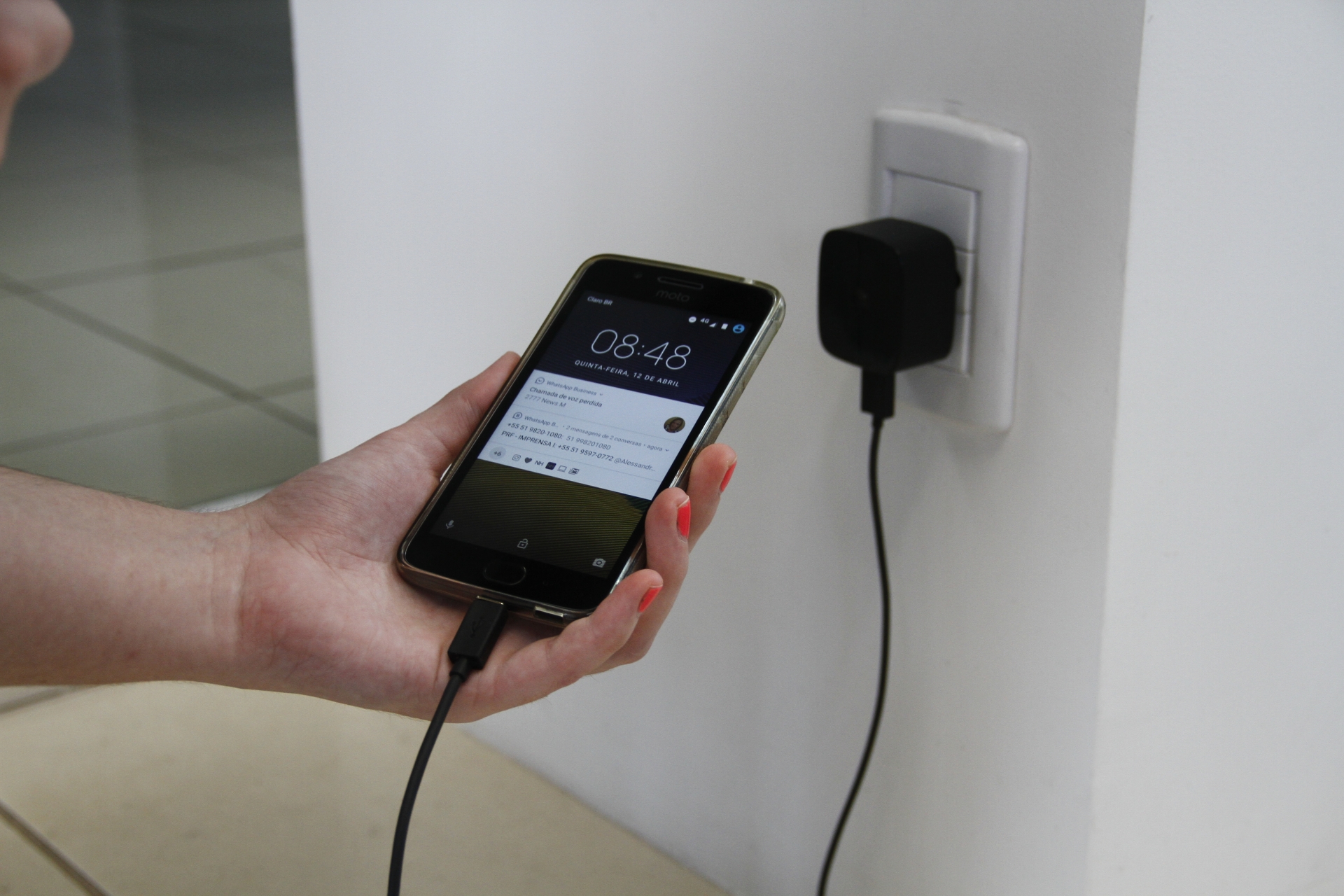 Adolescente m0rr3 após choque elétrico ao usar celular ligado na tomada