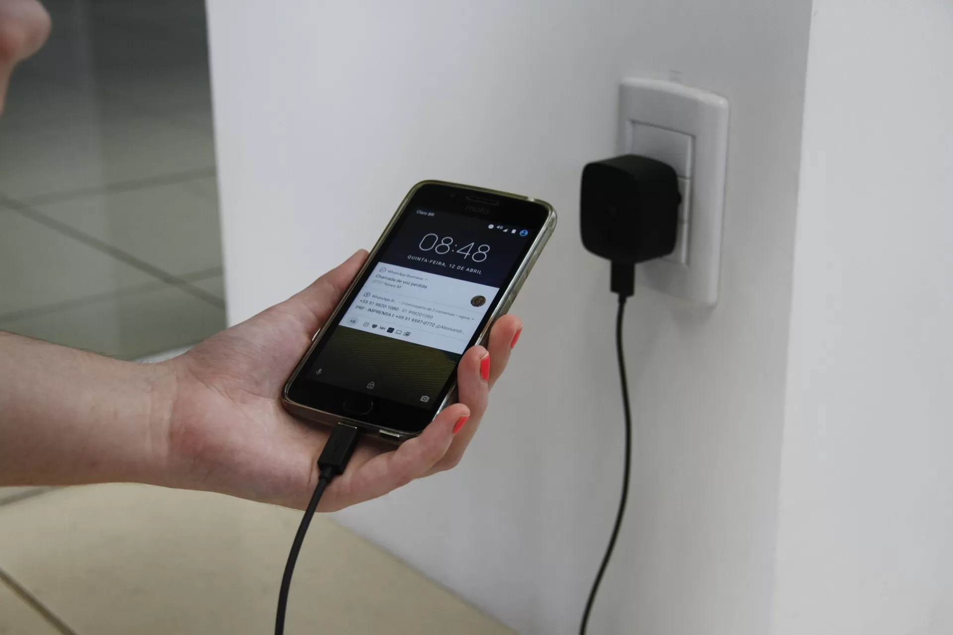 Adolescente m0rr3 após choque elétrico ao usar celular ligado na tomada