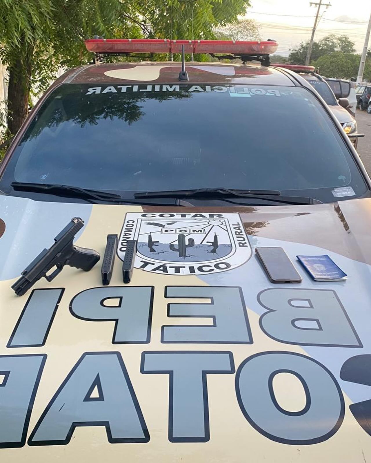 BEPI COTAR apreende pistola durante abordagem a ônibus na CE-257, em Ipueiras