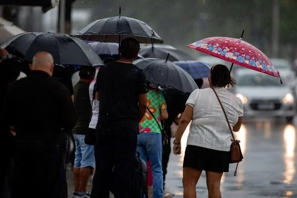 Ceará tem condições favoráveis para chuva e alertas meteorológicos valem até este domingo
