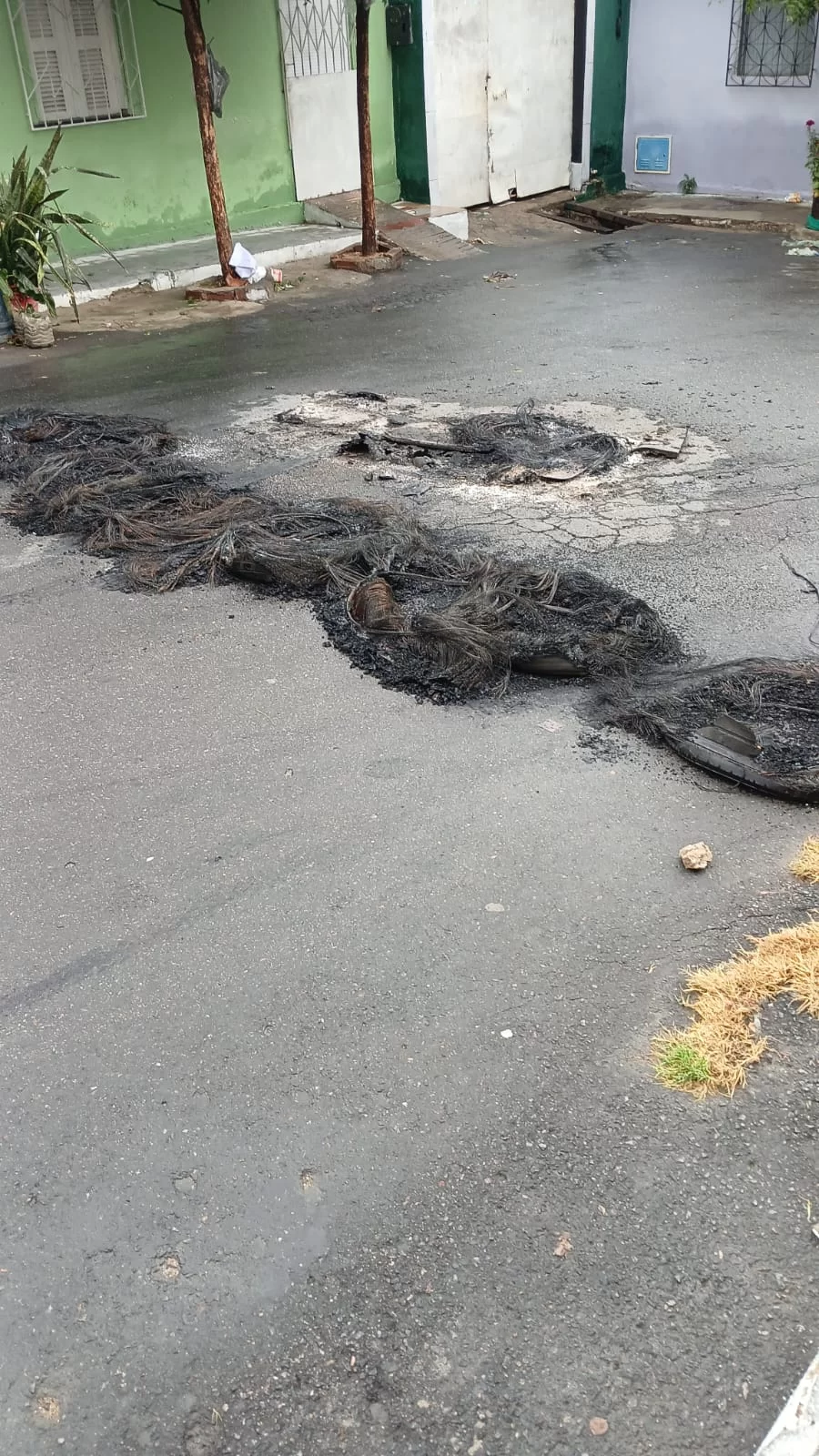 Bloqueios e incêndios marcam manhã no Residencial Caiçara após tentativa de invasão, em Sobral