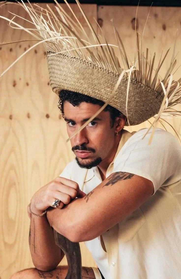 Conheça Bad Bunny, o cantor porto‑riquenho que fez história no Super Bowl e no Grammy