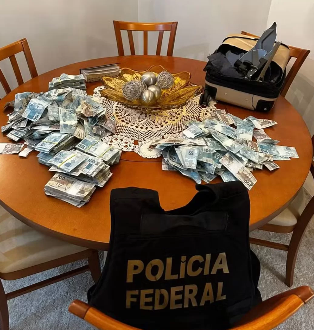 Dinheiro é arremessado pela janela durante operação da PF sobre Rioprevidência e Banco Master