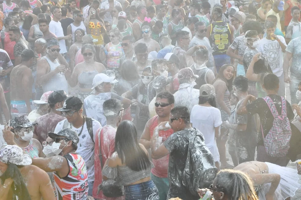 Tradição do mela-mela tem origem portuguesa, com lama e urina no lugar da goma e amido de milho