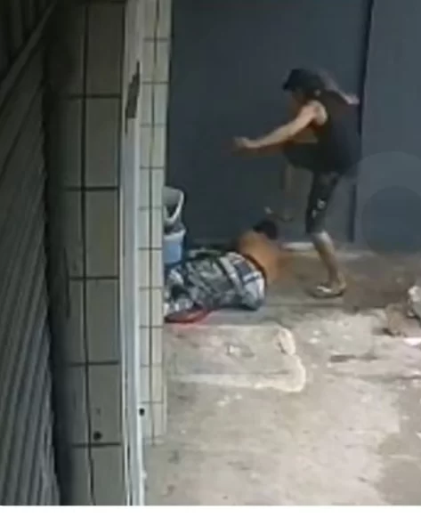 Homem em situação de rua é agred!d0 na Praia de Iracema, em Fortaleza