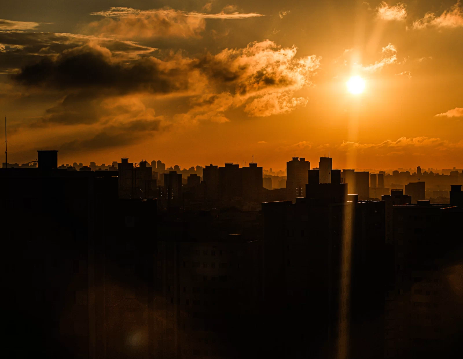 Ondas de calor estão 9 vezes mais frequentes e am3aç4m futuro do clima no CE, diz cientista
