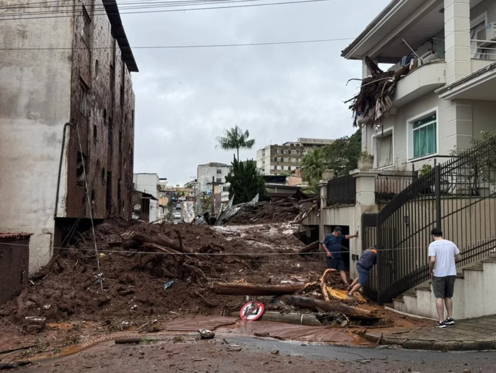 Chuvas deixam 20 m0rt0s, 440 desabrigados e cidade decreta calamidade em Juiz de Fora