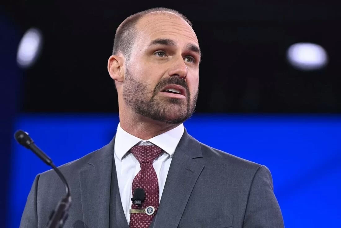Polícia Federal afasta preventivamente Eduardo Bolsonaro do cargo de escrivão