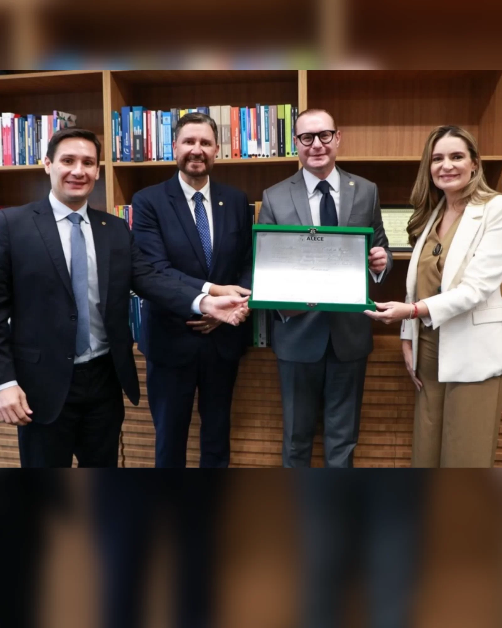 Romeu Aldigueri entrega Título de Cidadão Cearense ao ministro Cristiano Zanin em Brasília