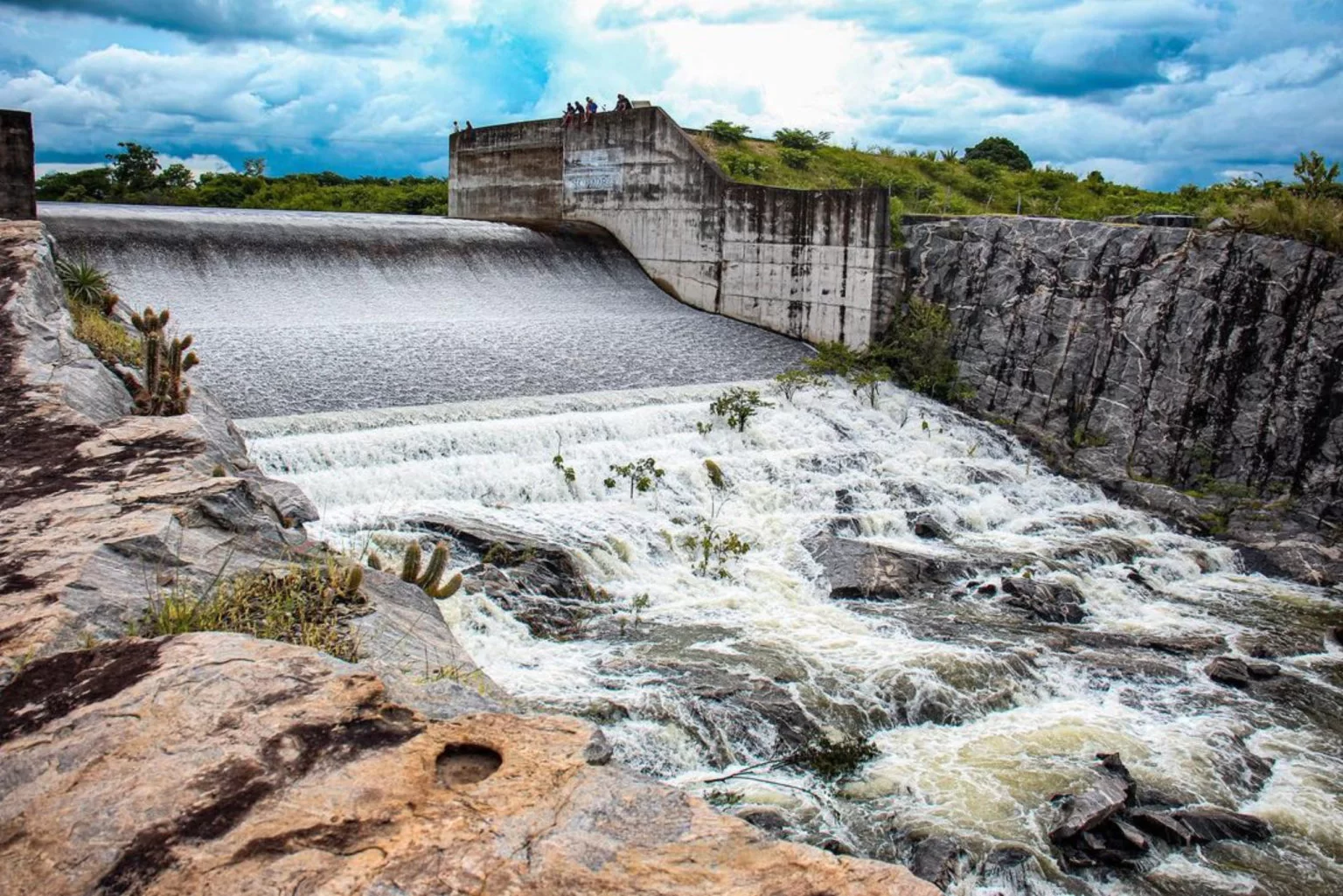 Mais três açudes sangram e Ceará soma sete reservatórios na capacidade máxima em 2026