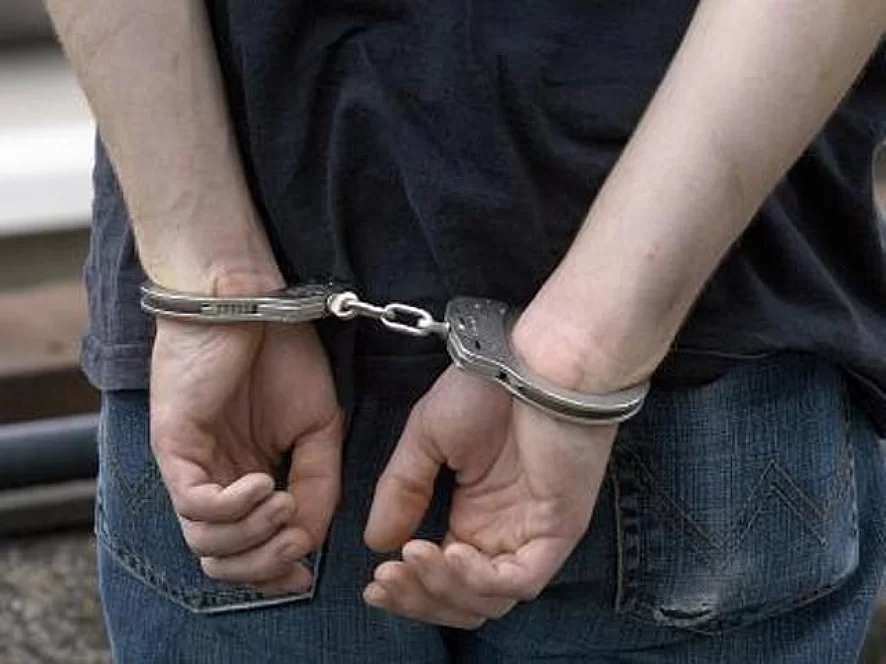 Homem é preso suspeito de filmar vizinha pela fresta de muro em Maracanaú