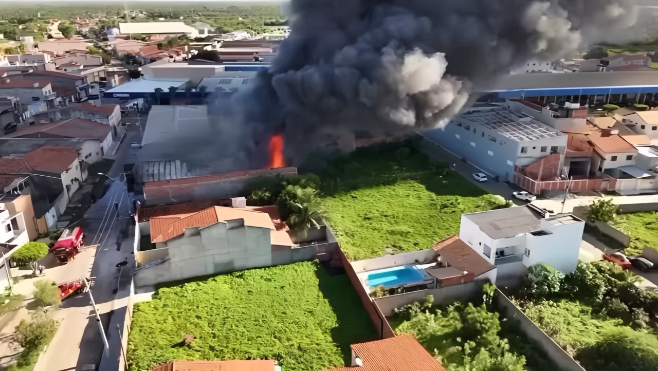 Incêndio de grande proporção atinge galpão comercial em Aracati