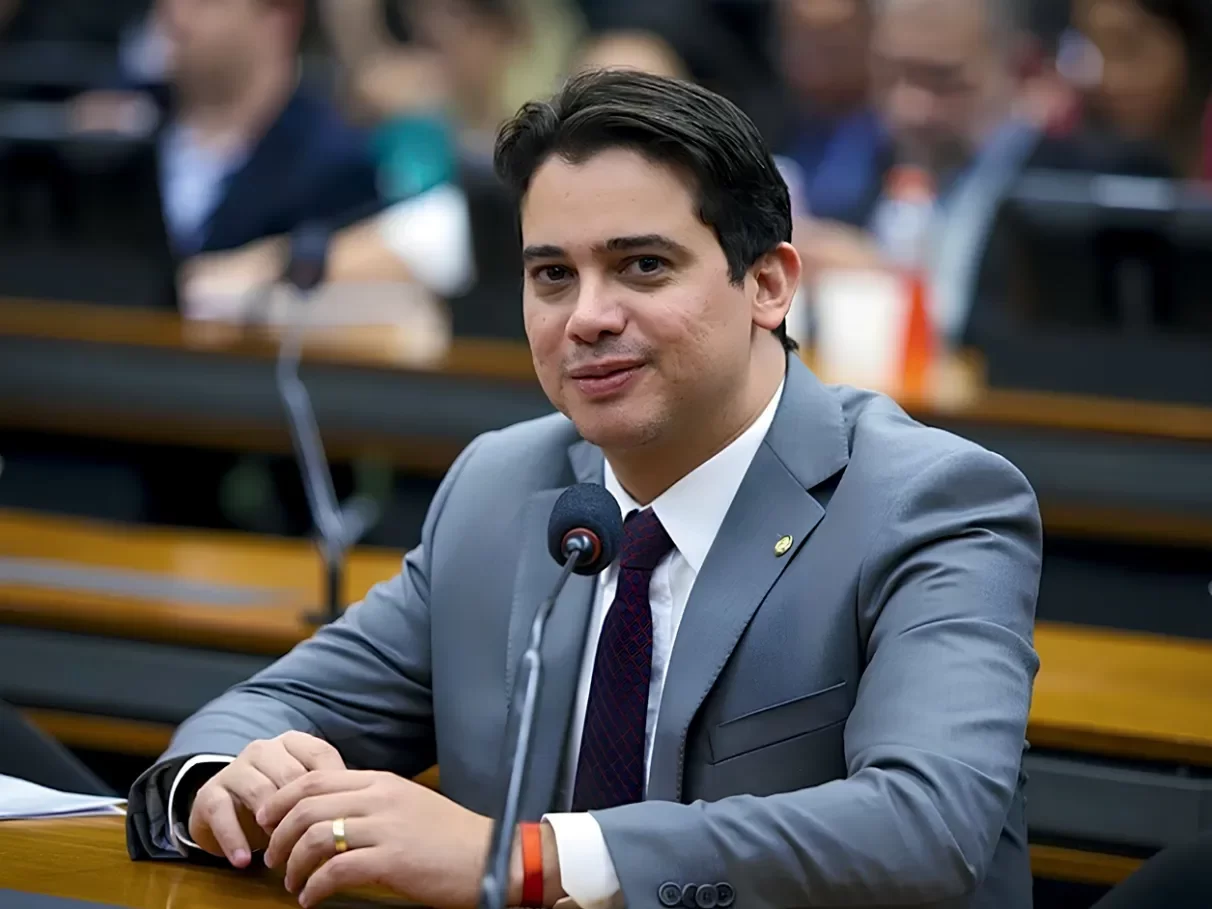 Pré-candidato ao Senado, Júnior Mano é apontado pela PF como cabeça de “estrutura de corrupção”